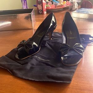 Patent leather kitten heel with bow